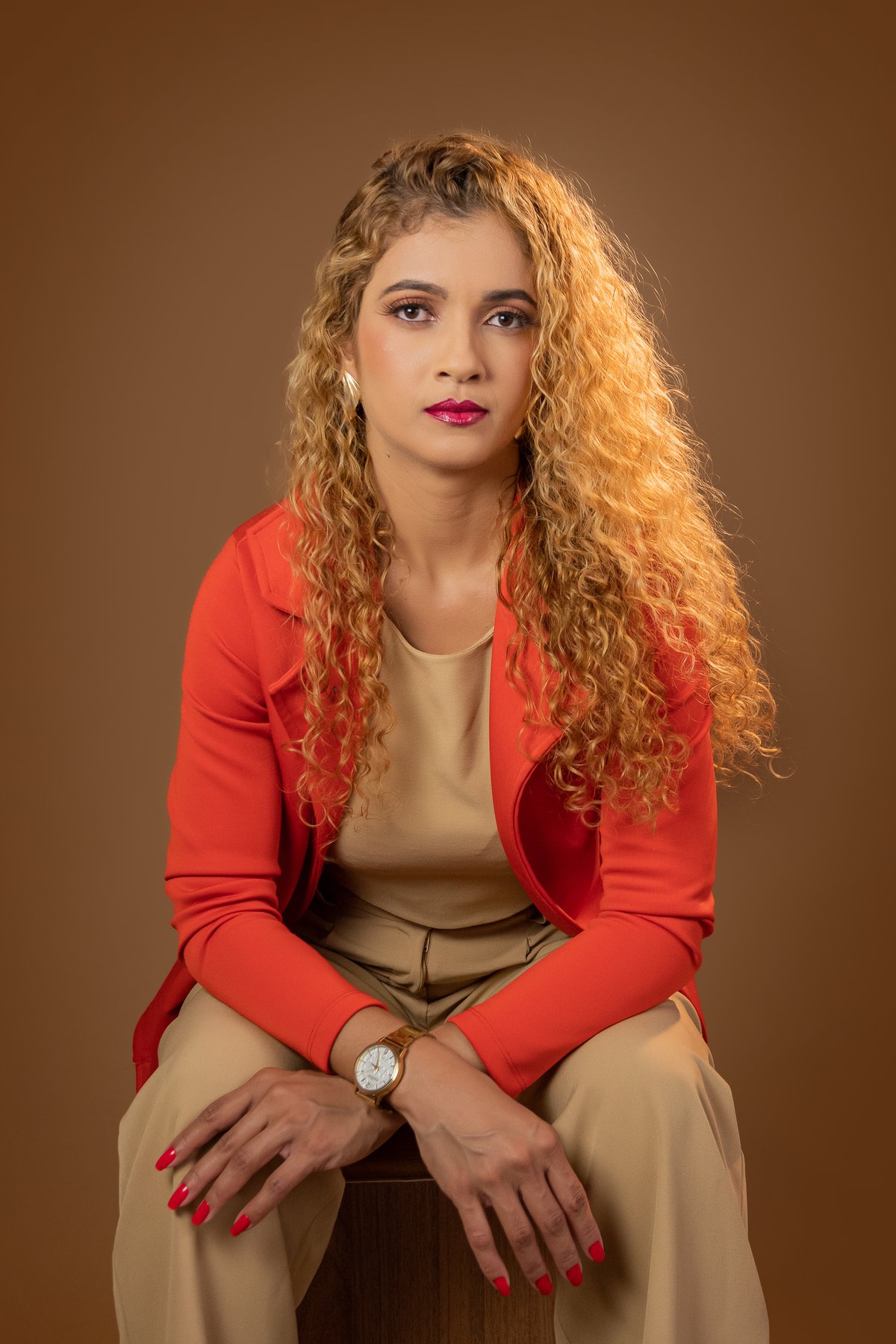 Dra. Aline Matos, retrato em blazer coral