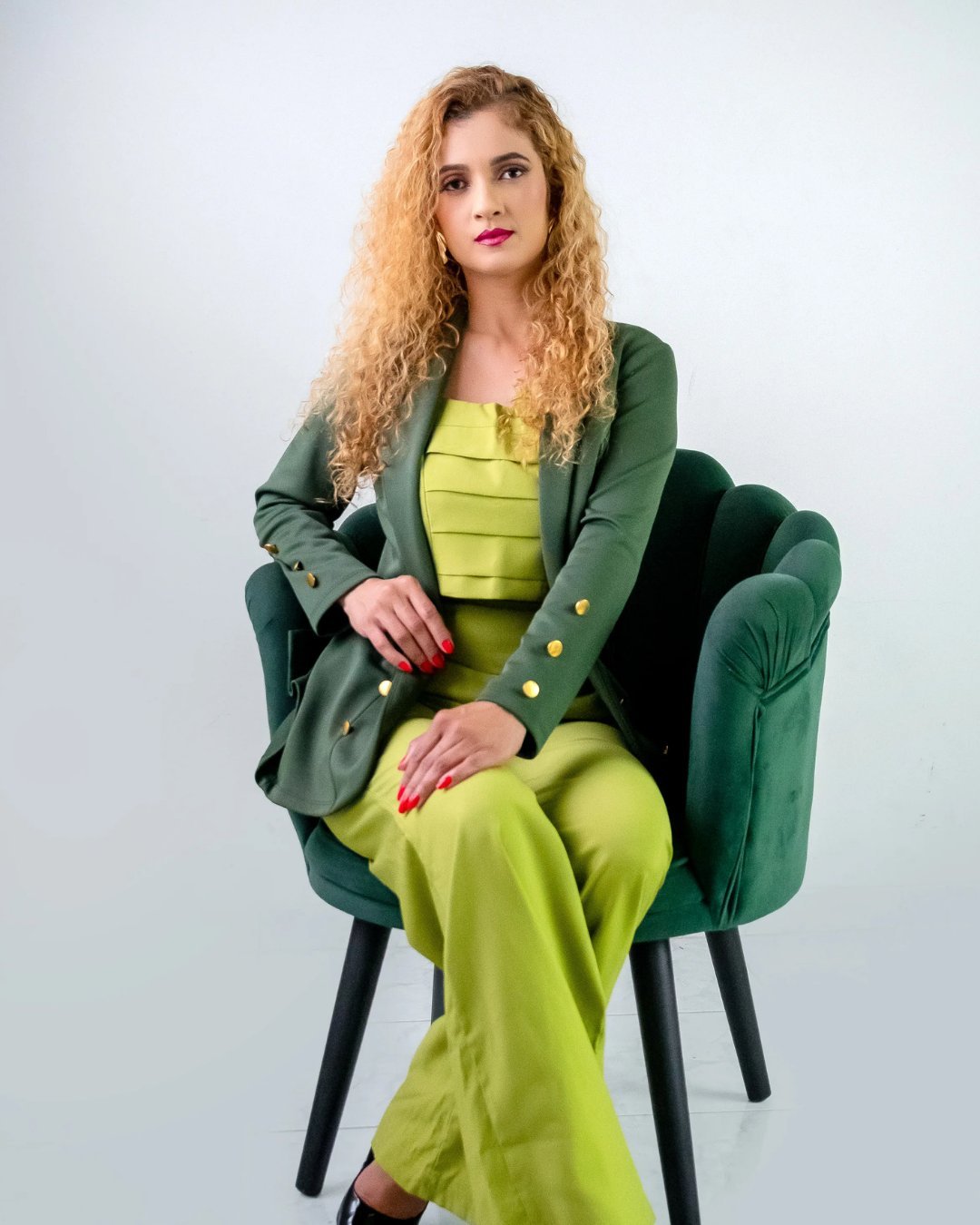 Dra. Aline Matos, advogada e mentora, sentada com olhar firme e acolhedor